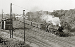 Vor dem E 341 (Aschersleben – Berlin) liefen zeitweise Reko-P10 des Bw Halberstadt. Hier verläßt die 39 1025 (22 025) den Dessauer Gbf, bis Roßlau dampft sie unter Fahrdraht, dann geht es weiter auf eingleisiger, nicht elektrifizierter Strecke nach Wiesenburg. (07.06.1970) <i>Foto: Hans-Joachim Simon (Archiv Ludger Kenning)</i>