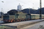 254 069-8 (ex E 94 069) vor der Leerwagenreisegarnitur eines Schnellzugs aus Rostock im Leipziger Hauptbahnhof.  (30.04.1980) <i>Foto: Peter Schiffer</i>