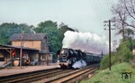 Mit dem morgendlichen Städteschnellverkehr D 1000 von Gera nach Berlin rauscht die Leipziger 03 2058 durch den Bahnhof Wetterzeube. (12.05.1978) <i>Foto: Joachim Bügel</i>