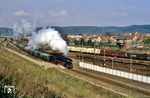 Als 01 1531 im April 1991 mit ihrem Sonderzug im ehemaligen Grenzbahnhof Gerstungen einfährt, waren die Zeugen der deutsch-deutschen Teilung noch unverkennbar vorhanden. 1966/67 war auf der Nordseite des Bahnhofs ein separater Bahnhofsteil für die Abfertigung der Interzonenzüge eingerichtet worden. Der alte Bahnhofsteil wurde zum Kopfbahnhof umgestaltet und diente den Personenzügen nach Eisenach. Beide Bahnhofsteile waren über einen 150 Meter langen Tunnel verbunden. Anders als an den meisten anderen Grenzbahnhöfen zwischen der DDR und der Bundesrepublik war kein Übergang zwischen Interzonenzügen und Binnenverkehrszügen möglich, Ein- und Aussteigen war bei den Interzonenzügen generell nicht gestattet. Während in früheren DR-Auslandskursbüchern gesondert auf diesen Fakt hingewiesen wurde, war in späteren Jahren der Halt im Bahnhof gar nicht mehr dargestellt. (21.04.1991) <i>Foto: Wolfgang Bügel</i>