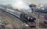 03 0046-7 (03 1046) vor dem aus ungarischen Wagen gebildeten D 270 "Meridian" (Belgrad - Malmö) zwischen Berlin Ostbahnhof und Warschauer Straße. Die Lok wird bis Saßnitz am Zug bleiben.  (04.04.1979) <i>Foto: Peter Schiffer</i>