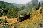Zwischen Lichte und Ernstthal hatte die Bahn rund 120 Höhenmeter zu überwinden. Hier kämpft sich 95 0024 mit P 18003 nach Sonneberg die Steigung durch den Finsteren Grund hinauf. (12.10.1977) <i>Foto: Wolfgang Bügel</i>