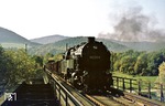 95 0010 mit Ng 66483 auf der ehemals zweigleisigen Saalebrücke bei Breternitz. Interessanterweise blieben hier zwei alte Elektrifizierungsmasten von 1939 stehen, deren Demontage 1946 wohl zu aufwändig war. (12.10.1977) <i>Foto: Wolfgang Bügel</i>