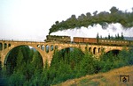 Volles Rohr geht es über das 197 m lange Finstergrund-Viadukt zwischen Lichte und Ernstthal. Der Heizer von 95 0014 meinte es vor P 18005 wohl besonders gut. (13.10.1977) <i>Foto: Wolfgang Bügel</i>