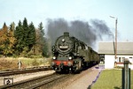95 0010 (Bw Probstzella) verlässt mit P 18003 nach Sonneberg (Thür) Hbf den Bahnhof Ernstthal am Rennweg. Links zweigt das Streckengleis nach Neuhaus am Rennweg ab.  (15.10.1977) <i>Foto: Wolfgang Bügel</i>