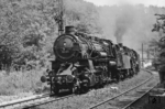 Mit vereinten Kräften bringen 58 201 und 58 209 einen Güterzug über die Rampe Dresden - Freiberg und haben soeben Edle Krone und den dazugehörigen Tunnel verlassen. Der Fotograf steht am Einfahrsignal des Bahnhofs Edle Krone aus Richtung Klingenberg-Colmnitz. (22.06.1966) <i>Foto: Will A. Reed</i>