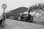 Die zum Bw Merseburg gehörende 38 3472 leistet der Weimarer 22 078 Vorspanndienste in Leipzig Hbf. (24.06.1966) <i>Foto: Will A. Reed</i>