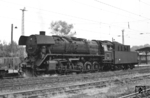 44 150 wurde von Schichau/Elbing gebaut und im Januar 1939 dem Bw Jädickendorf in der RBD Stettin für die Beförderung von Kohlezügen zwischen Küstrin und dem Stettiner Hafen zugeteilt. Ihre aktive Einsatzzeit beendete sie am 12. Mai 1969 beim Bw Leipzig-Wahren. Hier fährt sie mit einem Güterzug durch den Bahnhof Leipzig-Connewitz. Die Lok besitzt Neubau-Zylinderblöcke sowie einen rekonstruierten P10-Tender mit teilgeschweißten Wasserkasten und neuem (geschweißten) Kohlenkasten. (24.06.1966) <i>Foto: Will A. Reed</i>