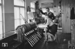 Besuch auf dem mechanischen Wärterstellwerk "W 1" der Bauart Jüdel im Bahnhof Leipzig-Connewitz. (24.06.1966) <i>Foto: Will A. Reed</i>