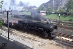52 8177 entstand im Jahr 1966 aus der 52 4996 (BMAG, Baujahr 1944). Bis zu ihrer Ausmusterung war sie ständig beim Bw Berlin-Schöneweide stationiert. Die Lok feierte 2014 ihren 70. Geburtstag mit zahlreichen Sonderfahrten ab Berlin. Hier fährt sie mit einem Güterzug durch Berlin-Lichtenberg, im Hintergrund das S-Bahn-Bw Friedrichsfelde mit Stellwerk B 11. (05.1974) <i>Foto: Slg. Leuthardt</i>