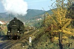 Mit dem beachtlich langen Dg 54445 (Meiningen - Sonneberg) fährt 95 0040 aus dem Bahnhof Rauenstein. (15.10.1977) <i>Foto: Wolfgang Bügel</i>