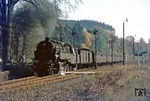 Mit P 18004 nach Saalfeld (Saale) am Haken verlässt 95 0027 den Bahnhof Sonneberg-Nord. (15.10.1977) <i>Foto: Wolfgang Bügel</i>