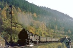 Mittlerweile hat 95 0027 mit P 18004 das Einfahrsignal von Lauscha erreicht. Dort wird die Lok Kopf machen und rückwärts bis Saalfeld fahren. (15.10.1977) <i>Foto: Wolfgang Bügel</i>