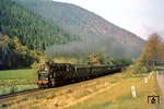 Neben der damals völlig leeren Fernstraße 85 fährt 95 0020 vor P 18005 nach Sonneberg durch das herbstliche Loquitztal zwischen Hockeroda und Unterloquitz. (15.10.1977) <i>Foto: Wolfgang Bügel</i>