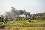 Etwa auf halber Strecke zwischen Eisfeld und Sonneberg räuchern 95 0027 und 95 0014 mit Dg 54445 die Anwohner von Schalkau ein. (16.10.1977) <i>Foto: Wolfgang Bügel</i>