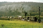 Das hohe Einfahrsignal von Rauenstein signalisiert "Fahrt frei mit Geschwindigkeitsbegrenzung" (Hf 2) für 95 0027 und 95 0014. Ungeachtet dessen gilt es den schweren Dg 54445 über die letzten Meter der Steigung sicher in den Bahnhof zu bringen. (16.10.1977) <i>Foto: Wolfgang Bügel</i>