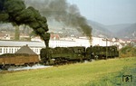 Bis in die letzten Meter des Bahnhofs Rauenstein wird mit Volldampf eingefahren. Im ersten Wagen des Dg 54445 befindet sich wie so häufig das politisch motivierte Hauptladegut der Reichsbahn: Braunkohle für die Hausbrandversorgung. (16.10.1977) <i>Foto: Wolfgang Bügel</i>