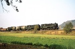 Auf dem Damm bei Effelder rollen 95 0014 und 95 0027 mit Dg 54445 ihrem Ziel Sonneberg entgegen. (16.10.1977) <i>Foto: Wolfgang Bügel</i>