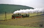 Südlich von Wasungen ist 86 1001 mit zwei Lasttendern des RAW Meiningen auf Probefahrt unterwegs. (29.12.1977) <i>Foto: Wolfgang Bügel</i>