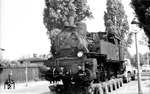 Zufällig erwischte der Fotograf diese Culemeyer-Fuhre mit 92 607 in den Straßen von Berlin (Ost). Die Lok befindet sich auf dem Weg zur Baufirma Fritz Krahmer in Berlin-Weißensee, wo sie bis 1970 noch als Heizlok tätig war. (28.05.1969) <i>Foto: Johannes Glöckner</i>