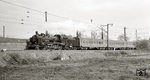Geschmückt zum 1. Mai ist die bestens gepflegte 38 2471 mit dem P 645 nach Belzig unterwegs, noch hat sie Dessauer Stadtgebiet nicht verlassen. Als eine der letzten P 8 bei der DR wurde sie erst am 29.12.1972 beim Bw Roßlau ausgemustert. (01.05.1971) <i>Foto: Hans-Joachim Simon (Archiv Ludger Kenning)</i>