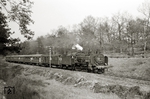 Westlich von Mosigkau eilt 38 2802 des Bw Roßlau mit einem Personenzug Richtung Dessau. Ausgemustert wurde sie am 9.8.1971 beim Bw Roßlau.  (03.1969) <i>Foto: Hans-Joachim Simon (Archiv Ludger Kenning)</i>