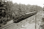 38 2502 (Bw Roßlau) mit einem Personenzug Belzig – Dessau bei Medewitz. (25.07.1971) <i>Foto: Hans-Joachim Simon (Archiv Ludger Kenning)</i>