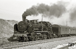 Selbst an diesem kalten Wintertag sind einige Türen des P 522 nach Aschersleben offen gebleiben. Die „Quetschessen-Lok“ 38 3596, die soeben den Dessauer Hauptbahnhof verlassen hat, trägt auf ihren Windleitblechen die Aufschrift des „Jugendaktiv Bw Dessau Jean Meier“, zu der auch 38 2706 gehörte. (22.02.1969) <i>Foto: Hans-Joachim Simon (Archiv Ludger Kenning)</i>