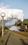 Mit Volldampf geht es durch den Bahnhof Haynsburg, kurz vor Zeitz. (11.05.1978) <i>Foto: Joachim Bügel</i>