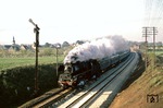 Der planmäßige Halt in Zeitz verschaffte die Möglichkeit, den D 1000 zu überholen und ihn nördlich von Zeitz in dem Örtchen Reuden auf dem Weg nach Leipzig erneut zu erwischen. (11.05.1978) <i>Foto: Joachim Bügel</i>