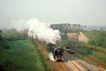 03 2058 mit dem Städteschnellverkehrszug D 1000 von Gera nach Berlin bei Zeitz. Über die Brücke im Hintergrund führt die Strecke nach Weißenfels. (12.05.1978) <i>Foto: Joachim Bügel</i>