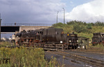 52 8198 wurde 1967 aus 52 1217 (DWM, Baujahr 1943) rekonstruiert. Die zum Bestand des Bw Bautzen gehörende Lok wendet hier im Bw Dresden-Altstadt. (17.09.1977) <i>Foto: Norman Künemund</i>