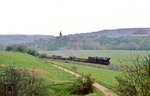 Ganz ohne sichtbar kondensierenden Dampf rollt 44 0757 mit ihrem Güterzug bereits 3 km hinter dem Abgangsbahnhof Camburg bei Döbritschen vorbei. (12.05.1978) <i>Foto: Joachim Bügel</i>