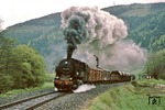 Das fahrtzeigende Einfahrsignal hat 95 0045 in Hockeroda hinter sich gebracht, weiter geht's durch einen Regenschauer mit Volldampf in Richtung Unterloquitz. (13.05.1978) <i>Foto: Joachim Bügel</i>