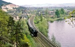 Nachdem der D 504 nur mit einem "Wolkenschaden" fotografiert werden konnte, zeigte sich bei 44 0221 vor P 5044 in Saalfeld-Remschütz endlich auch die Sonne. (13.05.1978) <i>Foto: Joachim Bügel</i>