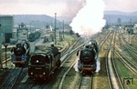 Blick auf den Bahnhof Saalfeld (Saale). Am Bahnbetriebswerk begegnet 95 0010 vom Bw Probstzella den Saalfeldern 01 0529 und 44 0221. (14.05.1978) <i>Foto: Joachim Bügel</i>
