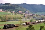 Vor der Kulisse von Unterloquitz rollt 95 0010 mit Dg 55475 nach Probstzella vorbei. (14.05.1978) <i>Foto: Joachim Bügel</i>