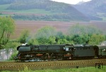Dem Güterzug mit 44 0689 folgt ein weiterer Dampfzug in Kahla mit 01 0519 vor P 3004. Am oberen Bildrand trohnt die Leuchtenburg über dem Saaletal. (14.05.1978) <i>Foto: Joachim Bügel</i>