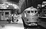 Ein Neubautriebwagen der DR (Reihe VT 12.14 der Fa. Ganz aus Budapest) als Interzonenzug Ft 166 aus Berlin-Stadtbahn in Hamburg Hauptbahnhof. (07.1956) <i>Foto: Walter Hollnagel</i>