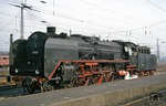 01 005 (Bw Magdeburg Hbf) im Vorfeld des Leipziger Hauptbahnhofs. Bei dieser Lok fällt auf, dass (im Gegensatz zu den zur DB gelangten Vorserienloks) das ursprünglich längere Führerhaus gegen die Regelausführung getauscht wurde. Außerdem trägt die Lok die von der BR 44 "geerbten" großen Windleitbleche, die an der Rundung mit größerem Radius zwischen Vorder- und Oberkante zu erkennen sind. (09.08.1967) <i>Foto: Robin Fell</i>