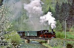 In Wolkenstein stiegen die Fahrgäste des Sonderzuges mit 86 1001 in den Schmalspurzug nach Jöhstadt um, hier mit 99 1606 auf der Preßnitzbrücke kurz vor Niederschmiedeberg. (15.05.1978) <i>Foto: Joachim Bügel</i>