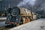 01 503 entstand im Oktober 1962 aus 01 142. Hier leistet sie der Leipziger 03 123 Vorspanndienste im dortigen Hauptbahnhof. (08.08.1967) <i>Foto: Robin Fell</i>