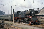 65 1005 war am 20. Juni 1967 zum Bw Leipzig Hbf West umstationiert worden. Die etwas eigenwillig lackierte Lok verlässt hier mit einem Personenzug den Hauptbahnhof ihrer Heimatstadt. (09.08.1967) <i>Foto: Robin Fell</i>