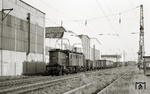 Ende der 1950er Jahre war der Lokmangel in der DDR so groß, daß man sogar drei der in Dessau hinterstellten E 95 reaktivierte. Etwa zehn Jahre blieben sie im Einsatz. Hier fährt E 95 03 mit einem Güterzug durch Dessau Süd nordwärts – eine der wenigen Betriebsaufnahmen dieser Splittergattung bei der DR. (02.1968) <i>Foto: Hans-Joachim Simon (Archiv Ludger Kenning)</i>