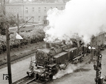 Ende der 1950er bis Anfang der 1960er Jahre waren beim Bw Dessau auch 64er beheimatet, so auch die 64 119 (Breslau 1928/3086) von Mai 1959 bis zum 02.10.1961 sowie vom 4. Mai bis 19. Oktober 1962. Zum Einsatz kamen sie vor allem in Richtung Köthen und Wörlitz. Ausgemustert wurde die Lok am 14.10.1971 als 64 1119-3 beim Bw Glauchau. Die Aufnahme entstand im Dessauer Hbf. (04.1961) <i>Foto: Hans-Joachim Simon (Archiv Ludger Kenning)</i>