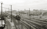 38 1838 hat aus Richtung Güterbahnhof südwärts kommend den Dessauer Hbf erreicht, links das Bw Dessau, im Hintergrund der große Güterboden. Hochinteressant ist die Reihe der EL5-Signale, womit den elektrisch bespannten Zügen die Erlaubnis erteilt wird, den Stromabnehmer wieder anzulegen. In den Jahren 1959-61 wurde die aus dem Jahr 1907 stammende Straßenüberführung durch eine neue Brücke ersetzt (die inzwischen ebenfalls nicht mehr existiert), und so waren die Fahrleitungen in diesem Bereich durch Trenner unterbrochen und geerdet. Bei genauem Hinsehen sind einige der Trenner erkennbar. Längst Geschichte ist auch die Signalbrücke im Hintergrund.  (05.1961) <i>Foto: Hans-Joachim Simon (Archiv Ludger Kenning)</i>