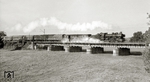 38 2266 des Bw Dessau (mit Giesl-Flachejektor) vor P 401 (Leipzig – Magdeburg) bei Wallwitzhafen nördlich von Dessau. Als 38 2266-5 wurde sie am 13.5.1971 beim Bw Roßlau ausgemustert. (06.08.1967) <i>Foto: Hans-Joachim Simon (Archiv Ludger Kenning)</i>