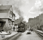 1981 strahlte der Bahnhof Alexisbad noch alte Reichsbahnatmosphäre aus. Soeben ist die 1’C1’-Lok 99 6001 mit einem Personenzug aus Gernrode eingetroffen, nach dem Wasserfassen geht es weiter nach Harzgerode. (21.04.1981) <i>Foto: Ludger Kenning</i>