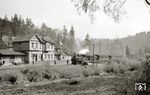 Anno 1965 bot sich über die Selkewiesen hinweg noch dieser freie Blick auf den Bahnhof Alexisbad, wo gerade eine Mallet-Lok aus Gernrode angekommen ist. Aufgrund der rasch gewachsenen Bäume läßt sich dieses Motiv schon längst nicht mehr festhalten. (1965) <i>Foto: Hans-Joachim Simon (Archiv Ludger Kenning)</i>