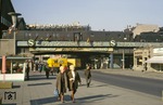 Zu Zeiten der deutschen Teilung war der Bahnhof Friedrichstraße eine der wichtigsten Grenzübergangsstellen zwischen Ost- und West-Berlin. Unmittelbar nach dem 13. August 1961, dem Tag des Berliner Mauerbaus, wurde der Bahnhof nach einer provisorisch organisierten Übergangsphase in mehrere Bereiche geteilt, die nach und nach durch Wände und Zwischendecken baulich streng getrennt wurden. Hier verlässt an der Friedrichstraße ein Schnellzug den Bahnhof in Richtung Osten. (10.1964) <i>Foto: Eric Bittner</i>